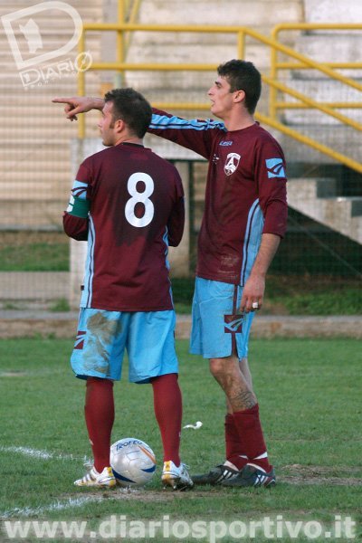Tomasi e Aresu sul pallone  quando manca un minuto al termine dell'incontro